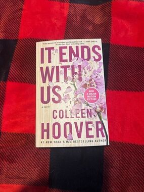It Ends With Us Paperback - Pink Floral Cover